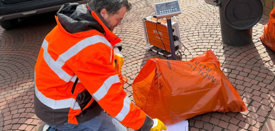Betriebshofleiter (Amt 67)  Enrico Jansen übernahm die wohl wichtigste Aufgabe der Woche höchst persönlich: das offizielle Wiegen aller gesammelten Müllsäcke.