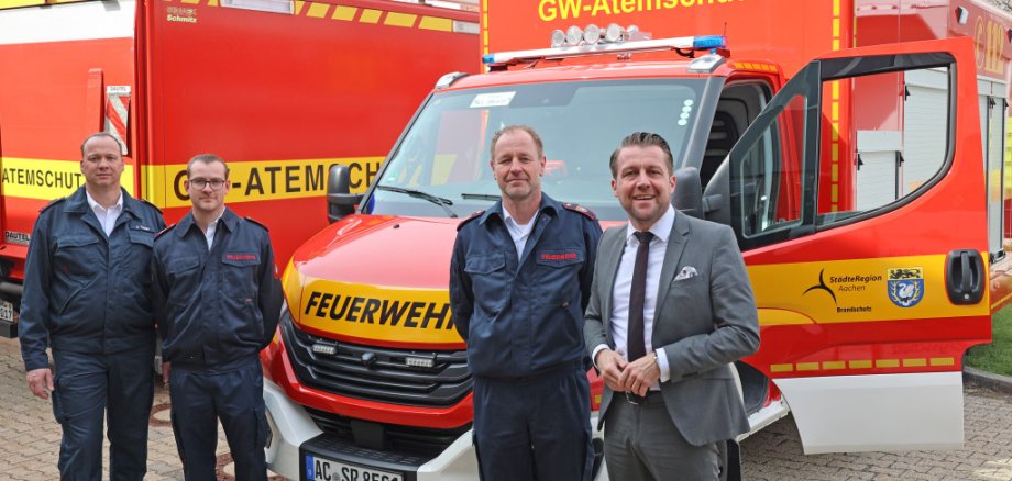 Vier Personen und zwei Feuerwehrautos