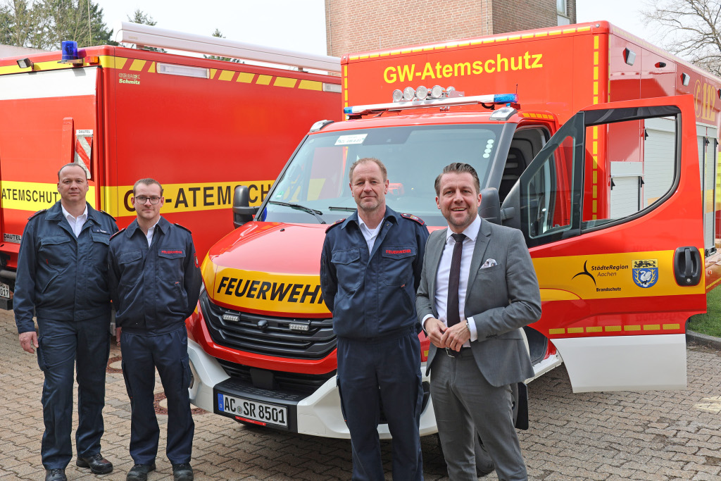 Vier Personen und zwei Feuerwehrautos