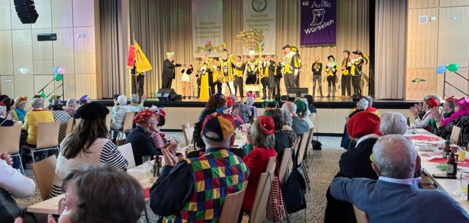 Gemeinsam feiern, schunkeln und lachen – begleiten Sie uns durch die Fotogalerie des Seniorenkarnevals und erleben Sie die schönsten Momente des Nachmittags.