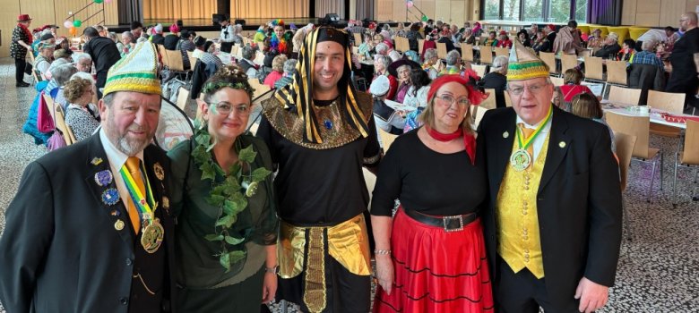 Gemeinsam feiern, schunkeln und lachen – begleiten Sie uns durch die Fotogalerie des Seniorenkarnevals und erleben Sie die schönsten Momente des Nachmittags.