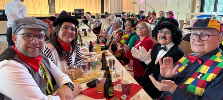 Gemeinsam feiern, schunkeln und lachen – begleiten Sie uns durch die Fotogalerie des Seniorenkarnevals und erleben Sie die schönsten Momente des Nachmittags.