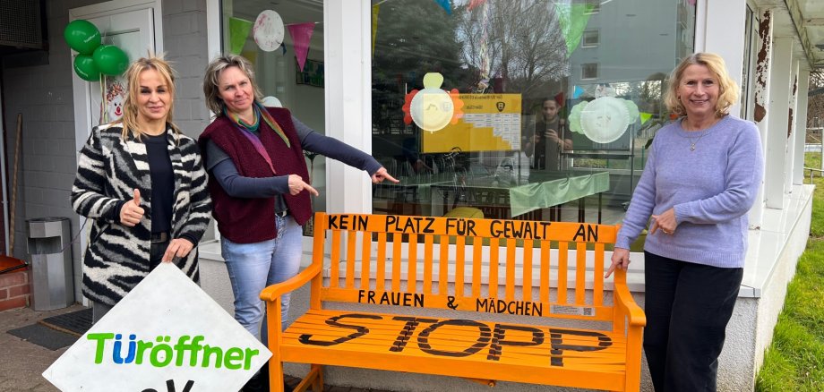 Bank als starkes Zeichen „Keine Gewalt gegen Frauen und Mädchen“.