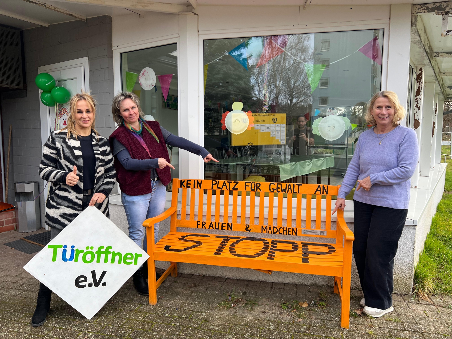 Bank als starkes Zeichen „Keine Gewalt gegen Frauen und Mädchen“.