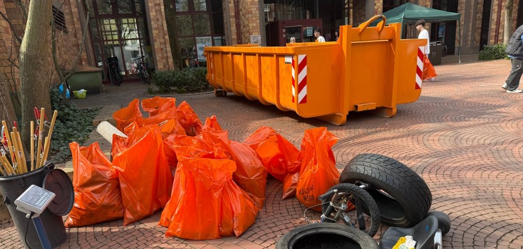 Der gesammelte Müll wird auf dem Morlaixplatz gewogen.