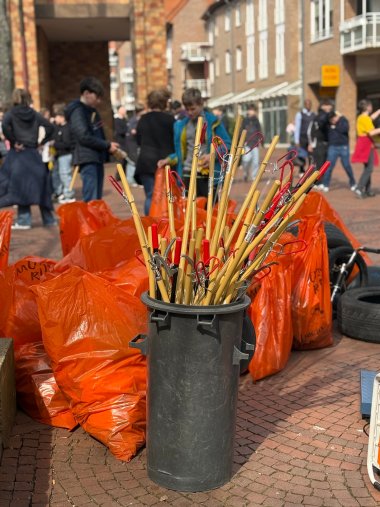In Dreiergruppen zogen die Schülerinnen und Schüler los, um die Umgebung von achtlos weggeworfenem Unrat zu befreien. 