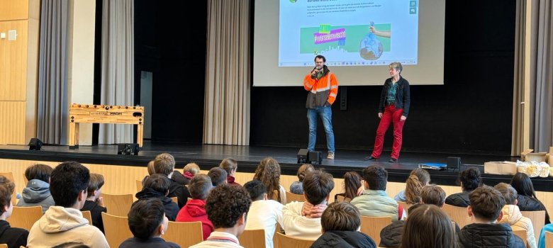 Die gesammelten Werke werden die ganze Woche über auf eine große Waage gestellt.