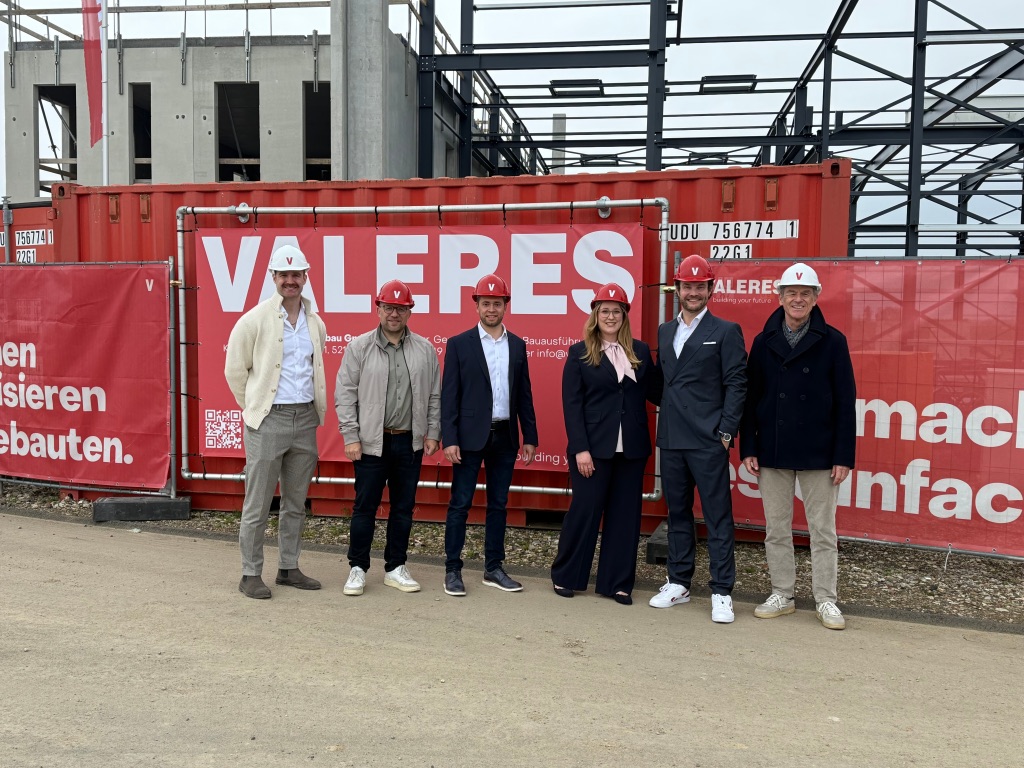 Jonas Schmelzer, Geschäftsführer Valeres Industriebau GmbH, Roger Nießen, Bürgermeister der Stadt Würselen, Marvin Kouchen, Geschäftsführer der Aachener Kreuz Merzbrück GmbH & Co. KG, Sofie und Karsten Vinbrüx Geschäftsführung der Aachener Misch- und Knetmaschinenfabrik (AMK) und Peter Schmelzer, Geschäftsführer Valeres Industriebau GmbH (v.l.)