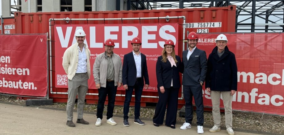 Jonas Schmelzer, Geschäftsführer Valeres Industriebau GmbH, Roger Nießen, Bürgermeister der Stadt Würselen, Marvin Kouchen, Geschäftsführer der Aachener Kreuz Merzbrück GmbH & Co. KG, Sofie und Karsten Vinbrüx Geschäftsführung der Aachener Misch- und Knetmaschinenfabrik (AMK) und Peter Schmelzer, Geschäftsführer Valeres Industriebau GmbH (v.l.)