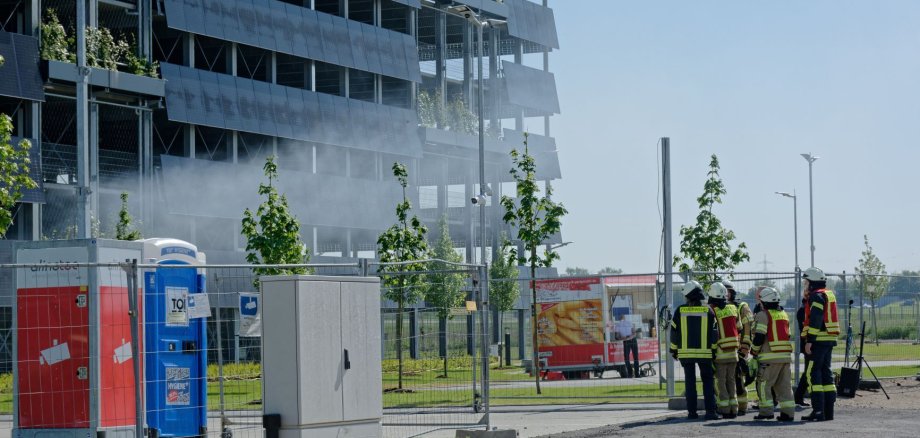 Löscharbeiten am Parkhaus des Forschungsflugplatzes