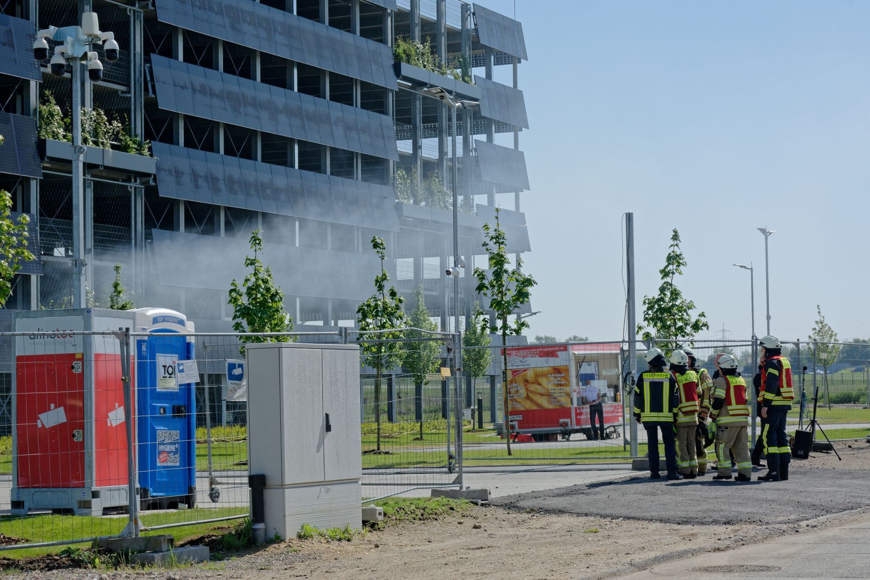 Feuerwehr Löscharbeiten am Parkhaus des Forschungsflugplatzes
