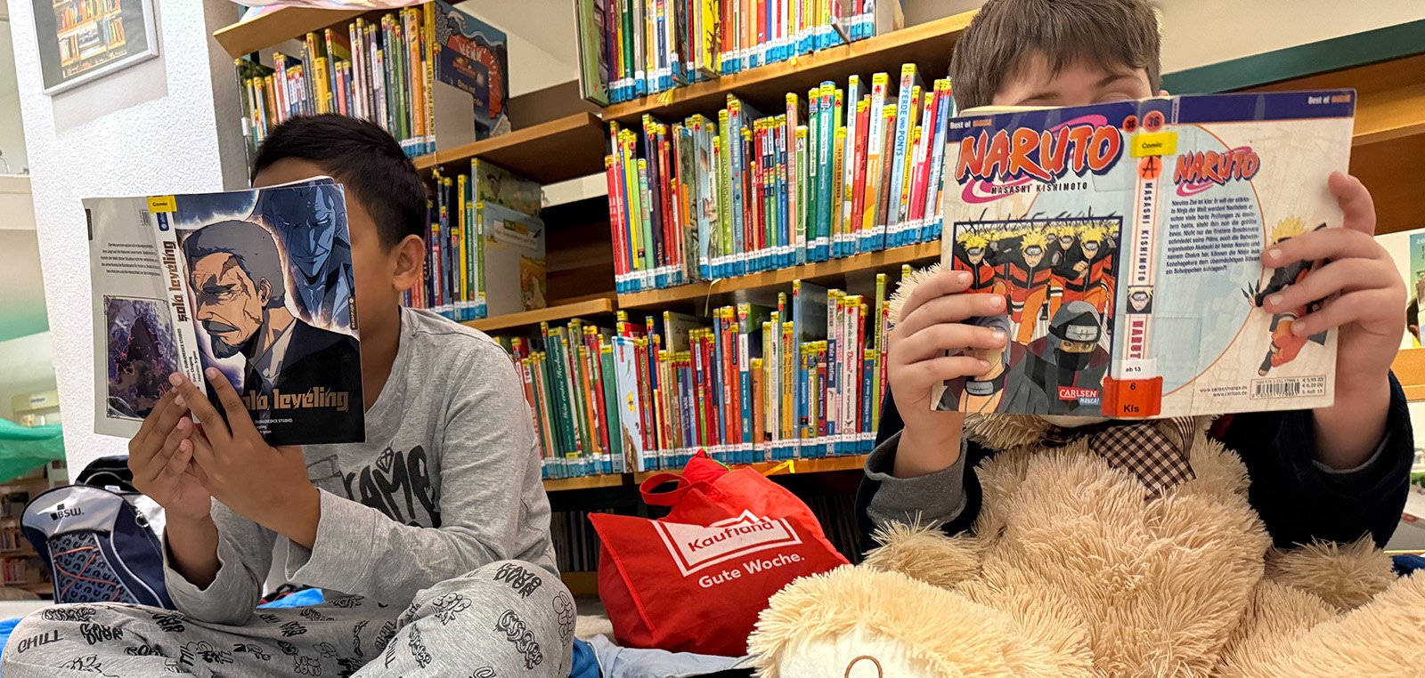 Kinder lesen ein Buch