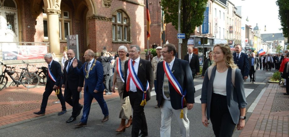 Festumzug zum Jubiläum: Unsere Ehrengäste aus Morlaix. Festumzug zum Jubiläum: Unsere Ehrengäste aus Morlaix.