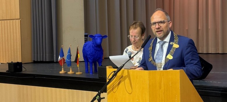 Ellen Thielen und Bürgermeister Roger Nießen am Festabend. Ellen Thielen und Bürgermeister Roger Nießen am Festabend.