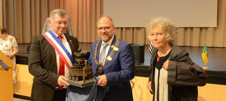 Roger Nießen und Susi Sous überreichen das Modell des "Brunnen von Morlaix" an Jean-Paul Vermot. Roger Nießen und Susi Sous überreichen das Modell des "Brunnen von Morlaix" an Jean-Paul Vermot.