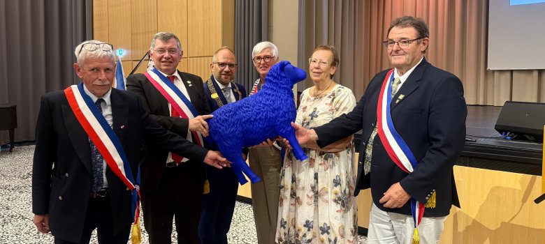 Die DFG schenkt ein blaues Schaf aus der Friedensherde - ein Symbol für Frieden und Gemeinschaft. Die DFG schenkt ein blaues Schaf aus der Friedensherde - ein Symbol für Frieden und Gemeinschaft.