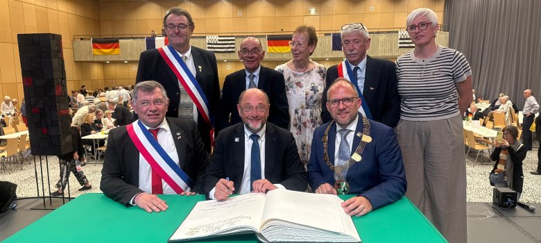 Die Ehrengäste tragen sich in das Goldene Buch der Stadt Würselen ein. Die Ehrengäste tragen sich in das Goldene Buch der Stadt Würselen ein.