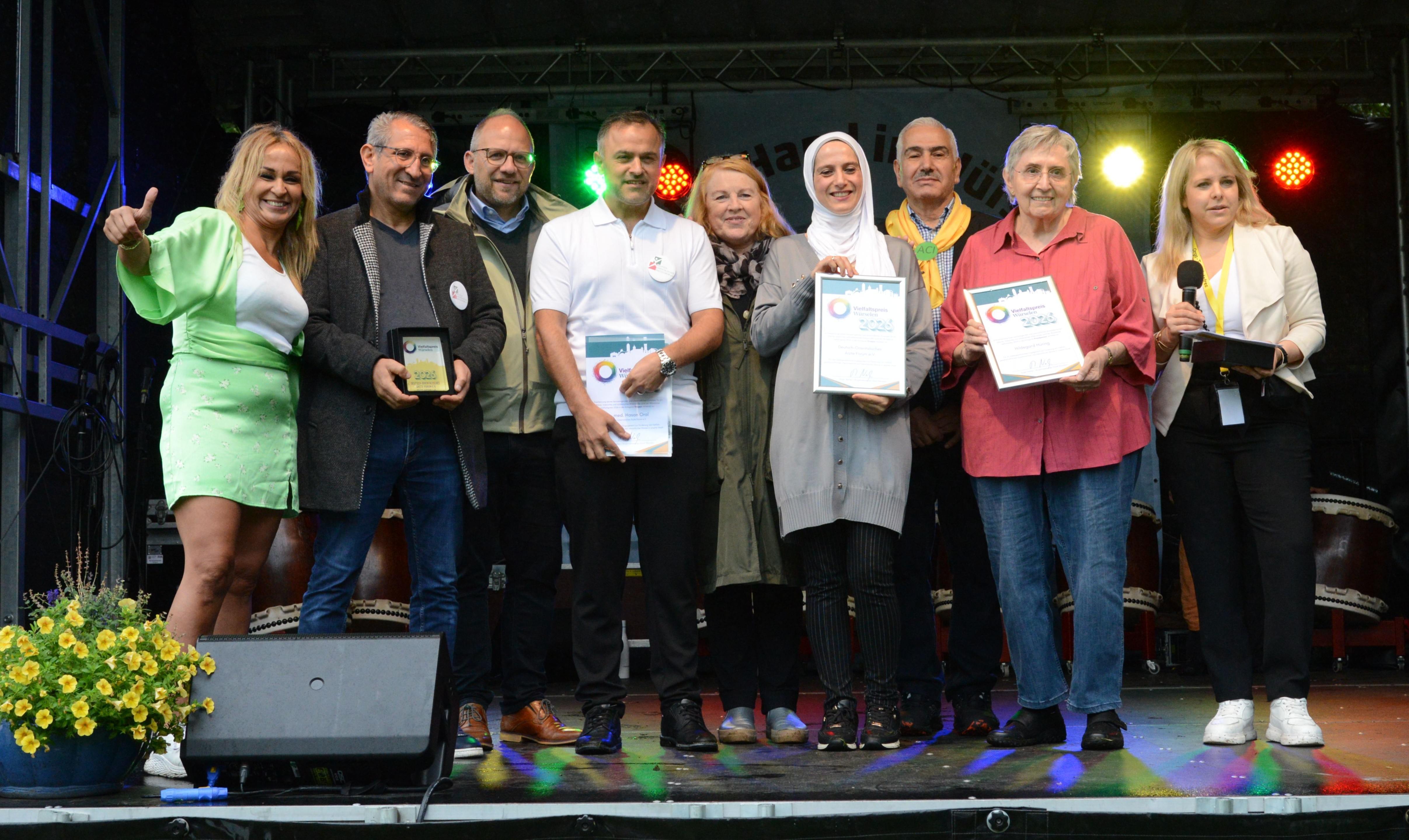 Vielfaltspreis Würselen 2026: Stadt und Kooperationspartner (Förderkreis Asyl e.V. und Türöffner e.V.) würdigen Deutsch-Orientalisches Ärzte Forum e.V. und Hildegard Hüring für ihren Einsatz für Integration und Menschlichkeit.