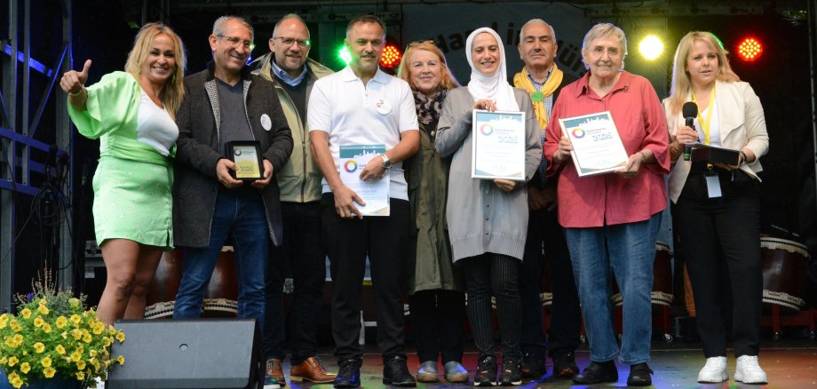Auszeichnung für besonderes Engagement Vielfaltspreis Würselen 2026: Stadt und Kooperationspartner (Förderkreis Asyl e.V. und Türöffner e.V.) würdigen Deutsch-Orientalisches Ärzte Forum e.V. und Hildegard Hüring für ihren Einsatz für Integration und Menschlichkeit.