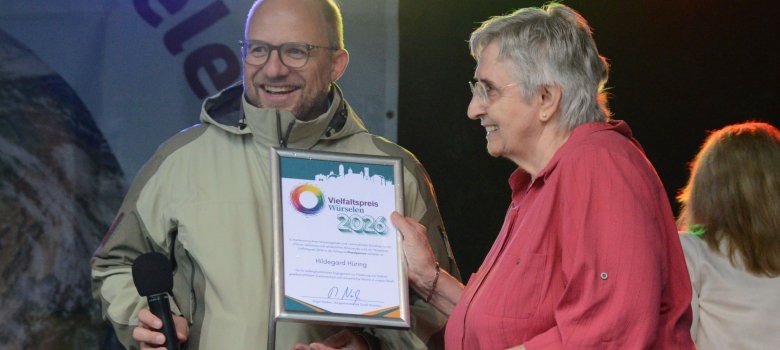Hildegard Hüring und Bürgermeister Roger Nießen Hildegard Hüring und Bürgermeister Roger Nießen auf der Bühne