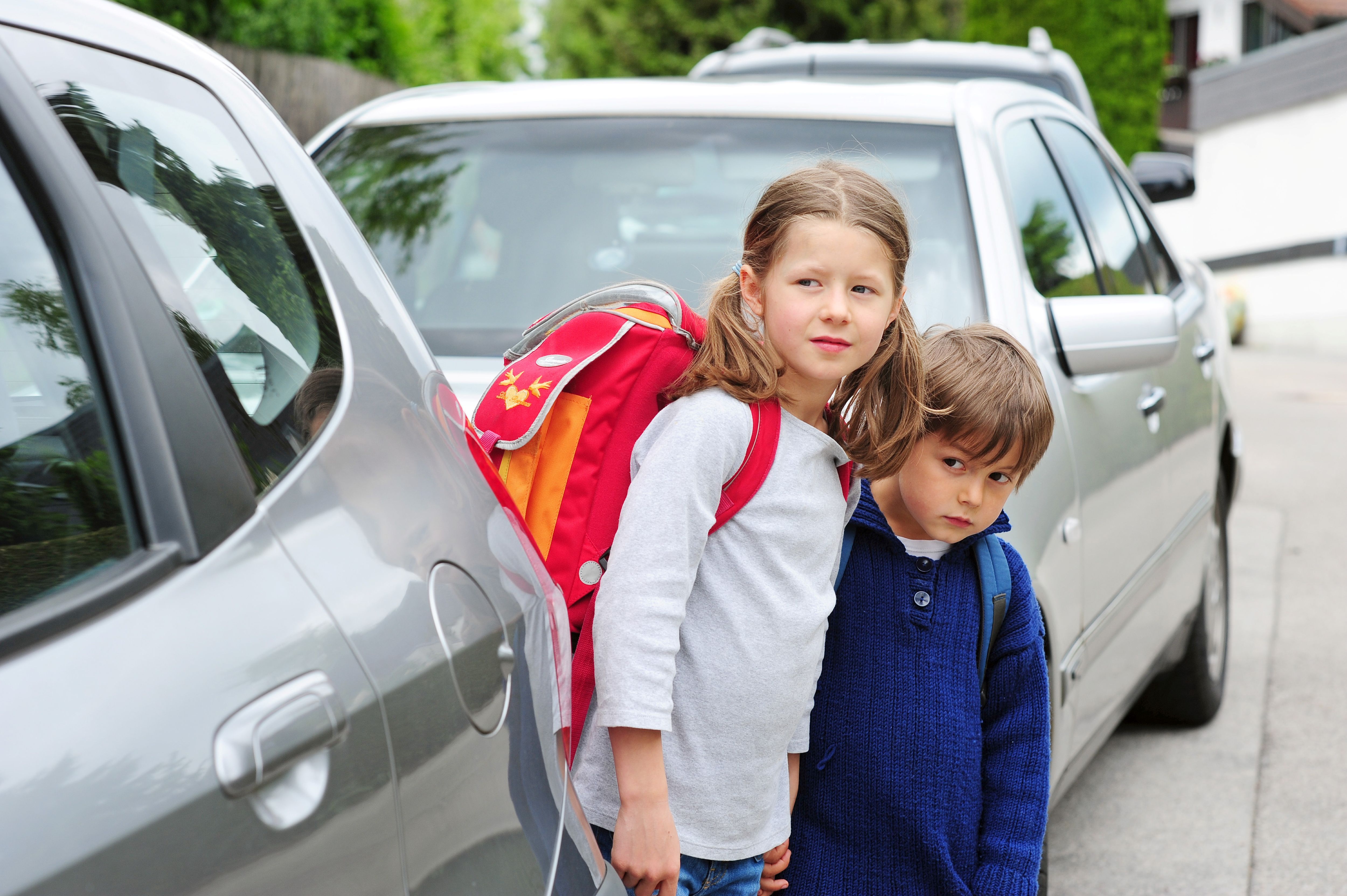 Kinder, die über die Straße gehen möchten