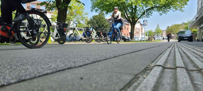 Stadtradeln 2026: Würselen knackt alle Rekorde Nahaufnahme einer Straße mit Fahrrädern und einer Fahrradfahrerin