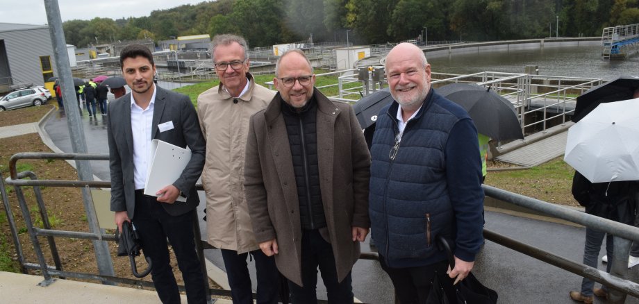 V. l. Der beim WVER für die Sanierung der Kläranlage Euchen zuständige Projektingenieur Ayhan Kara, WVER-Vorstand Dr. Joachim Reichert, Bürgermeister Roger Nießen und WVER-Verbandsratsvorsitzender Frank Peter Ullrich V. l. Der beim WVER für die Sanierung der Kläranlage Euchen zuständige Projektingenieur Ayhan Kara, WVER-Vorstand Dr. Joachim Reichert, Bürgermeister Roger Nießen und WVER-Verbandsratsvorsitzender Frank Peter Ullrich