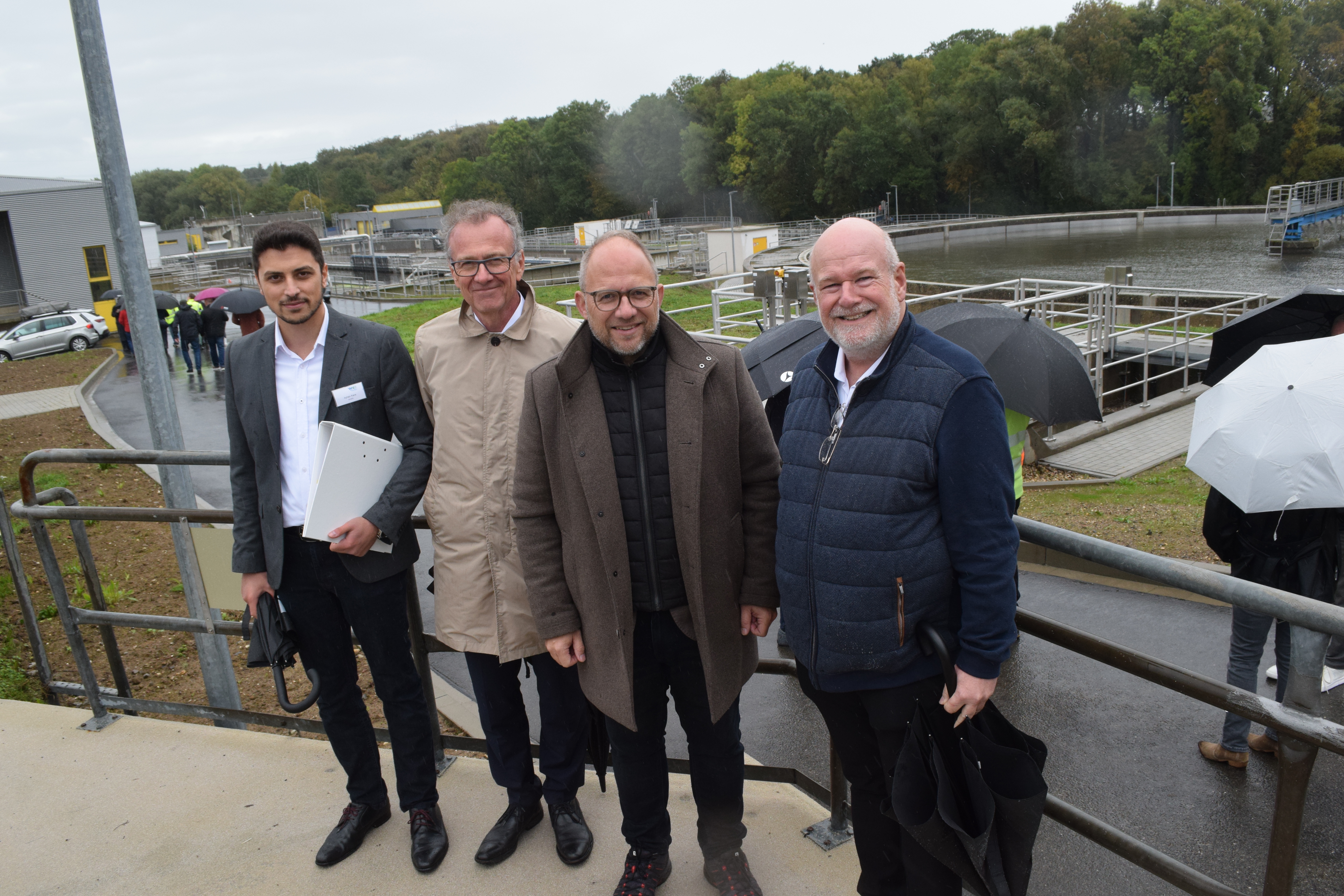 V. l. Der beim WVER für die Sanierung der Kläranlage Euchen zuständige Projektingenieur Ayhan Kara, WVER-Vorstand Dr. Joachim Reichert, Bürgermeister Roger Nießen und WVER-Verbandsratsvorsitzender Frank Peter Ullrich V. l. Der beim WVER für die Sanierung der Kläranlage Euchen zuständige Projektingenieur Ayhan Kara, WVER-Vorstand Dr. Joachim Reichert, Bürgermeister Roger Nießen und WVER-Verbandsratsvorsitzender Frank Peter Ullrich