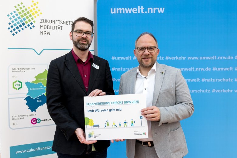 Zukunftsnetz Mobilität NRW „Fußverkehrs-Checks NRW 2025“ am 09.04.2025
im Ministerium für Umwelt, Naturschutz und Verkehr Urkundenübergabe an die Gewinnerkommune durch Oliver Krischer, Minister für Umwelt, Naturschutz und Verkehr NRW. © Smilla