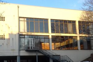 Außenaufnahme der Aula des Gymnasium Würselen. Glasfront von Außen
